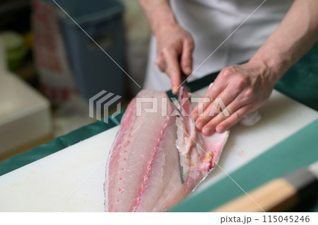 鯛をさばく調理師 鯛をさばく調理師 115045246