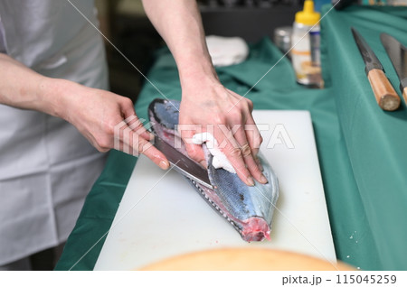 魚を捌く 魚を捌く 115045259
