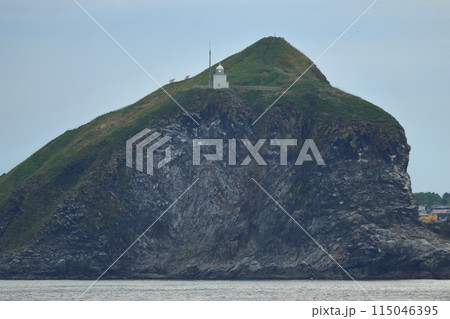 利尻島 巨大な岩山 ペシ岬(灯台山)の鴛泊灯台 利尻島 巨大な岩山 ペシ岬(灯台山)の鴛泊灯台 115046395