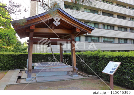 福井城の天守台にある井戸「福の井」と福井県庁 福井城の天守台にある井戸「福の井」と福井県庁 115046399
