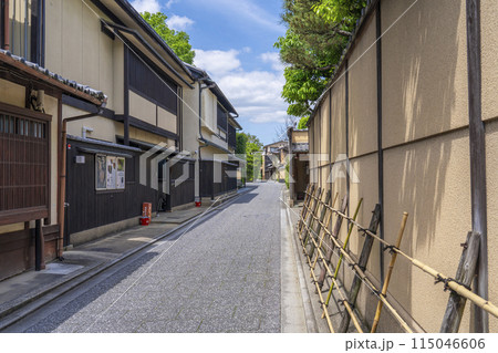 京都　歴史的町並みが色濃く残る小川通（京都市上京区本法寺前町） 115046606