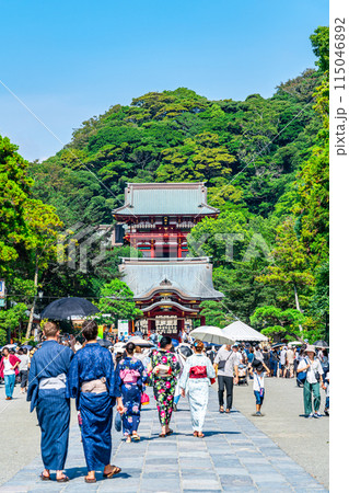 【神奈川県】たくさんの観光客で賑わう鎌倉の鶴岡八幡宮 115046892