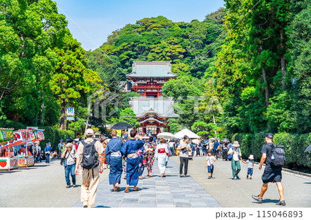 【神奈川県】たくさんの観光客で賑わう鎌倉の鶴岡八幡宮 115046893