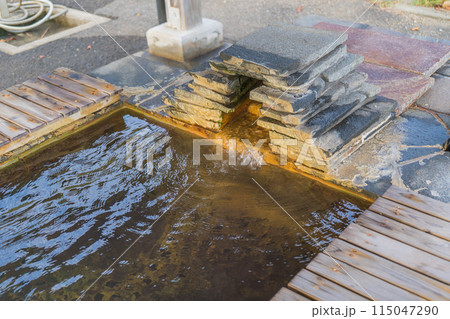 長崎県の新上五島町の奈良尾港前の足湯の風景 115047290