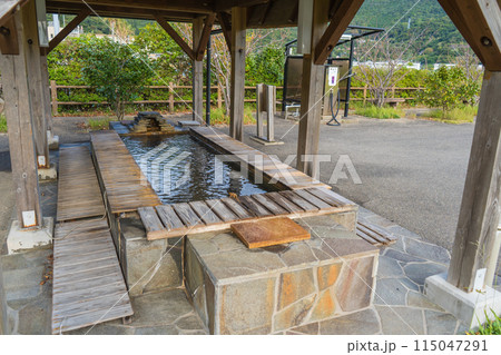 長崎県の新上五島町の奈良尾港前の足湯の風景 115047291
