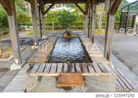 長崎県の新上五島町の奈良尾港前の足湯の風景 長崎県の新上五島町の奈良尾港前の足湯の風景 115047292