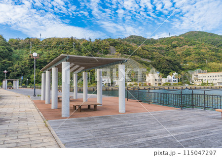 長崎県の新上五島町の奈良尾港の風景 115047297