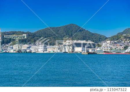 様々な船が行き交う長崎の港の風景 様々な船が行き交う長崎の港の風景 115047322