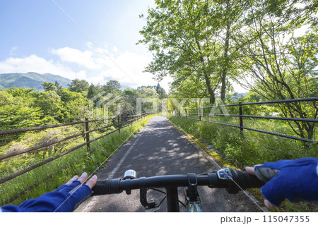 新緑・初夏のサイクリングイメージ (蒜山高原) 新緑・初夏のサイクリングイメージ (蒜山高原) 115047355