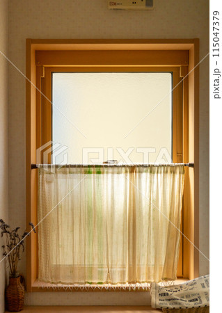 すりガラスの上げ下げ窓にカフェカーテンをつけたトイレの窓 115047379