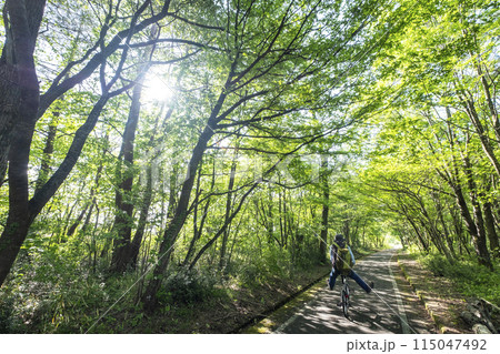 新緑・初夏のサイクリングイメージ (蒜山高原) 新緑・初夏のサイクリングイメージ (蒜山高原) 115047492