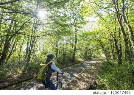 新緑・初夏のサイクリングイメージ (蒜山高原) 新緑・初夏のサイクリングイメージ (蒜山高原) 115047495