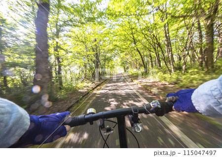 新緑・初夏のサイクリングイメージ (蒜山高原) 新緑・初夏のサイクリングイメージ (蒜山高原) 115047497