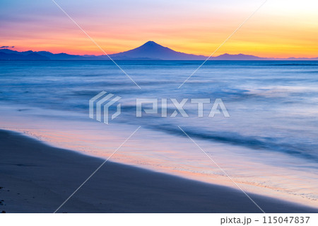夜明けの御前崎海岸から見た駿河湾越しの富士山 115047837