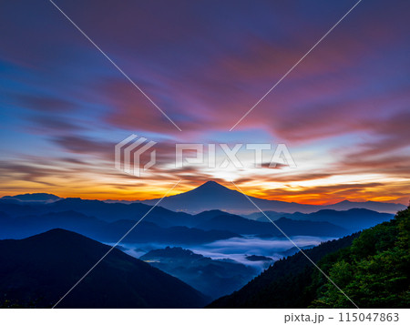 清水吉原から見た朝焼け空と富士山 清水吉原から見た朝焼け空と富士山 115047863
