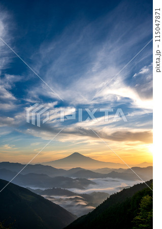 清水吉原から見た雲海と富士山に印象的な雲 115047871