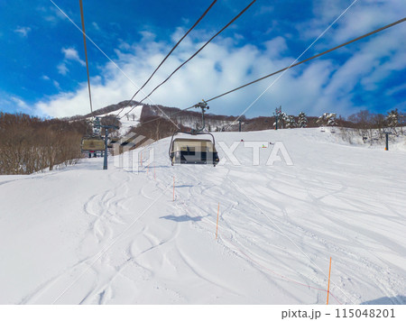 スキーリフトから眺める晴天の日のゲレンデ (長野県、斑尾高原) 115048201