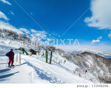 遠くに妙高山を望むスキー場山頂 (長野県、斑尾高原) 遠くに妙高山を望むスキー場山頂 (長野県、斑尾高原) 115048206