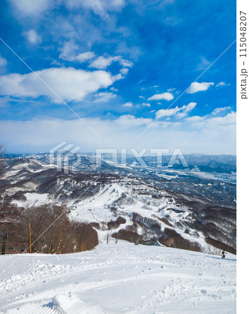 スキー場山頂の急傾斜コースから見下ろす景色 (長野県、斑尾高原) 115048207