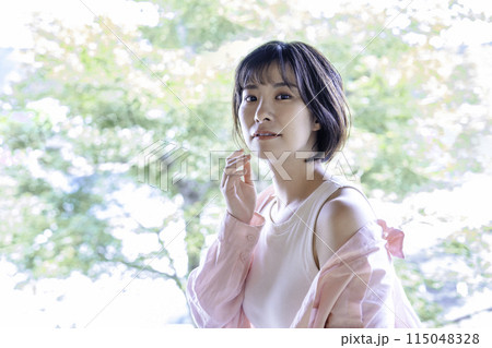 ラフな服装でくつろぐフェミニンな雰囲気の若い女性 ラフな服装でくつろぐフェミニンな雰囲気の若い女性 115048328