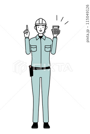 電卓を持って指さすヘルメットと作業着姿の女性技師 115049126