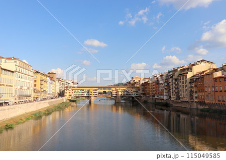 フィレンツェ＊アルノ川の街並みとヴェッキオ橋【イタリア】 115049585