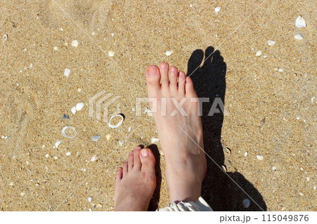 砂浜で女性の足のアップ　素足と砂浜 115049876