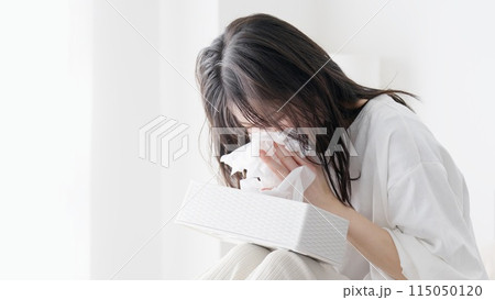 部屋で鼻をかむ女性 部屋で鼻をかむ女性 115050120