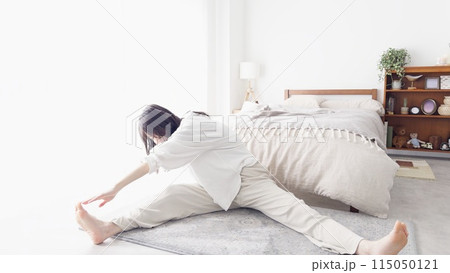 寝室でストレッチをする女性 寝室でストレッチをする女性 115050121