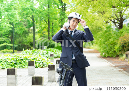 汗を拭く自転車通勤のビジネスマン 115050200