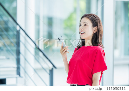 スマホを操作するビジネスパーソン スマホを操作するビジネスパーソン 115050511
