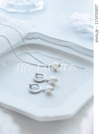 パールのペンダントとフープイヤリング　プレゼントイメージ 115050807