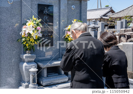 永代供養墓の前でお祈り 永代供養墓の前でお祈り 115050942