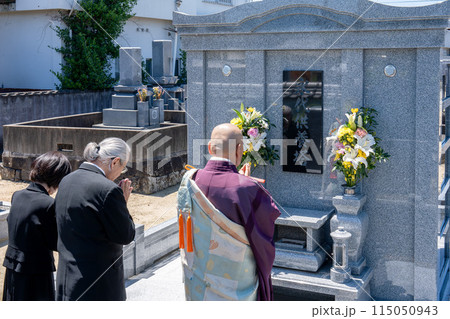 永代供養墓の前でお祈り 115050943