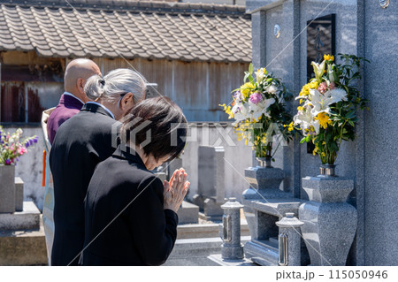 永代供養墓の前でお祈り 永代供養墓の前でお祈り 115050946