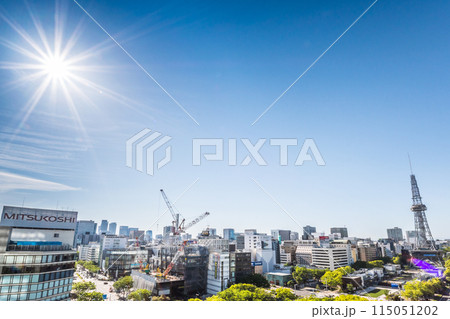 太陽と青空と名古屋の都心風景 115051202