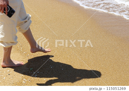 海　砂浜を素足で歩く女性　足元 115051269