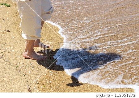 海 砂浜を素足で歩く女性 足元 海 砂浜を素足で歩く女性 足元 115051272