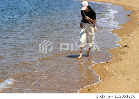 海 海辺 砂浜を素足で歩く女性 海 海辺 砂浜を素足で歩く女性 115051276