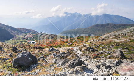 秋の那須岳（茶臼岳）　紅葉する「姥ヶ平」へ続く登山道【栃木県・那須塩原市】 115051283