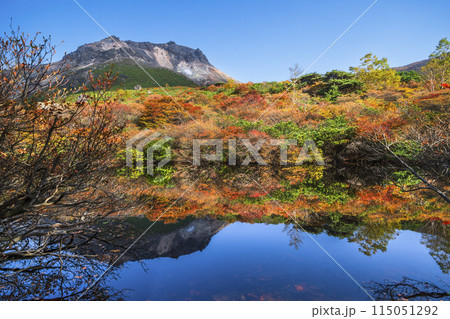 那須岳(茶臼岳)の秋絶景スポット 「ひょうたん池」に映り込む紅葉の山【栃木県・那須塩原市】 那須岳(茶臼岳)の秋絶景スポット 「ひょうたん池」に映り込む紅葉の山【栃木県・那須塩原市】 115051292