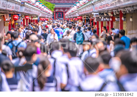 日本の東京都市景観 団体旅行客や子供たち、外国人観光客らで賑わう朝の浅草寺＝5月30日 115051842