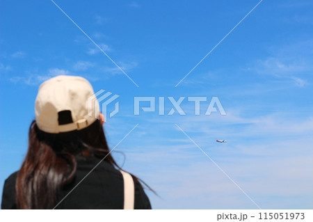 青い空を眺める一人の女性 長い黒髪に白いキャップ 青い空を眺める一人の女性 長い黒髪に白いキャップ 115051973