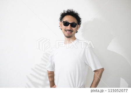 サングラスをかけた男性　夏のイメージ 115052077