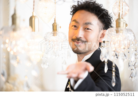 エスコートする男性 バチェラーや結婚式の前撮りなどや富豪、お金持ち玉の輿などのイメージ エスコートする男性 バチェラーや結婚式の前撮りなどや富豪、お金持ち玉の輿などのイメージ 115052511