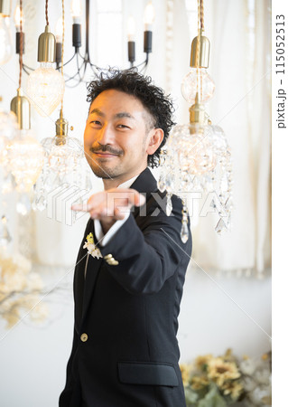 エスコートする新郎のイメージ　結婚式の前撮りなどや富豪、お金持ち玉の輿などのイメージ 115052513