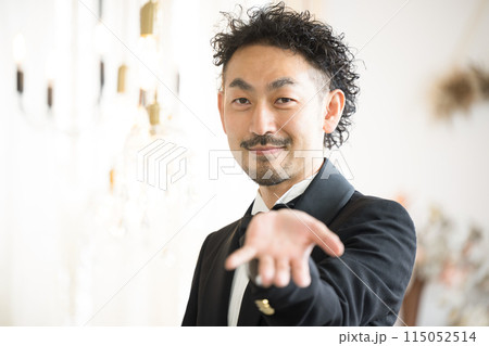 エスコートする男性　バチェラーや結婚式の前撮りなどや富豪、お金持ち玉の輿などのイメージ 115052514