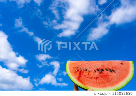【夏素材】スイカと青空【長野県】 115052650