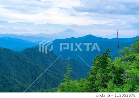 【山岳素材】夏の国師岳から見る山岳風景【山梨県】 【山岳素材】夏の国師岳から見る山岳風景【山梨県】 115052679