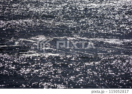 太陽の光を受けてキラキラ光る大海原のさざ波 太陽の光を受けてキラキラ光る大海原のさざ波 115052817